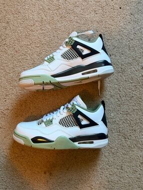 Jordan 4 Retro Seafoam (Women’s) – White/Seafoam/Black